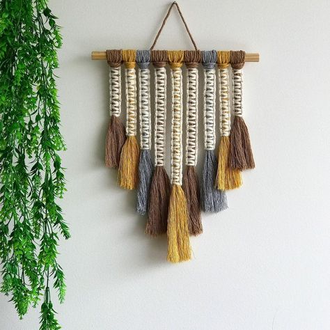 Painel de macramê: como fazer e 30 fotos para transformar a decoração Pola Macrame, Modern Macrame Wall Hanging, Macrame Wall Hanging Patterns, Bohemian Tapestry, Macrame Curtain, Macrame Hanger, Diy Weaving, Macrame Patterns Tutorials, Modern Macrame