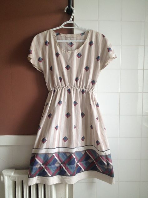 A very simple but sweet dress, made of a recycled bedsheet with an interesting pattern. Vetements Clothing, Dress Tutorials, Ropa Diy, Linnet, How To Make Clothes, Diy Dress, Sweet Dress, Bed Sheet, Mode Inspiration