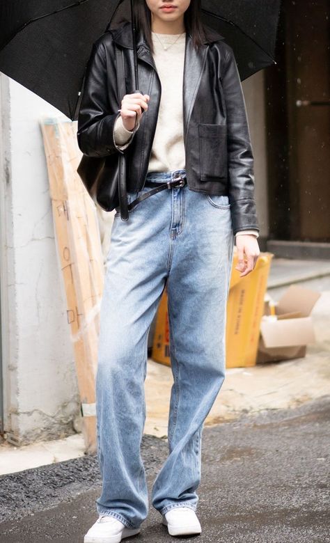 Seoul Fashion Week Street Style, Street Style Fall, Black Leather Shorts, Jacket Beige, Seoul Fashion Week, Seoul Fashion, Leather Short, Style Fall, Light Blue Jeans