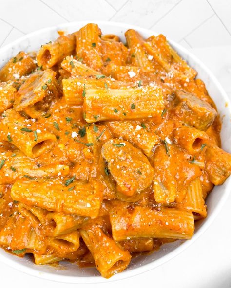 Spicy Cheesy Pasta, Rigatoni Alla Vodka With Sausage, Spicy Rigatoni Alla Vodka, Italian Mains, Spicy Rigatoni, Rigatoni Recipes, Fitness Foods, Penne Alla Vodka, Ww Meals