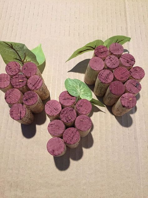 Repurposed Wine Corks to Grape Bunch | Hometalk Wine Cork Christmas Tree, Leftover Wine, Cork Christmas Trees, Grape Decor, Wine Cork Diy Crafts, Wine Cork Projects, Cork Crafts Diy, Wine Cork Diy, Wine Cork Art