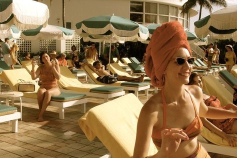 For the scenes on the Miramar Playa’s pool deck, with its rows of chaise longues and fringed umbrellas, the designers went to great lengths to accurately portray vacation life in Miami Beach in 1959. Barbosa’s research for the production design came from a variety of sources, as he notes: “We collected a massive number of photos, short films, and magazines from the period. It was fun to browse through everything from Sears catalogues to Time and Life magazines.” Miami Resort, Miami Beach Hotels, Sears Catalog, Saints And Sinners, The Mindy Project, Starz Series, Magic City, Production Design, Vintage Americana