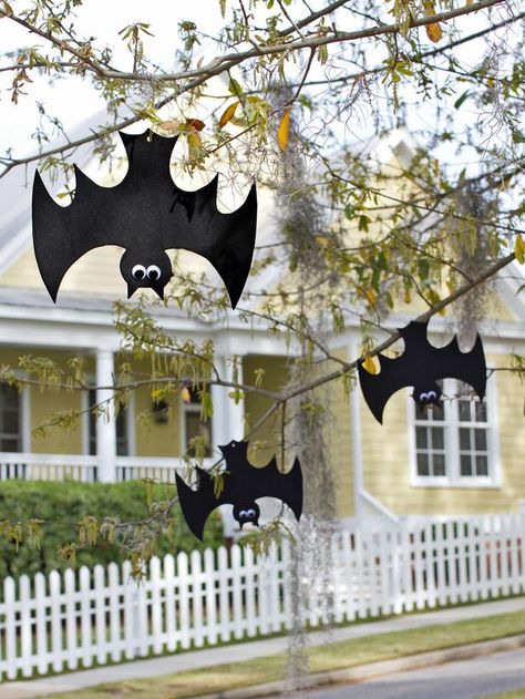 Halloween Kids' Craft: Hanging Foam Bats Diy Halloween Dekoration, Dekorasi Halloween, Halloween Bat Decorations, Homemade Halloween Decorations, Dollar Store Halloween, Halloween Templates, Adornos Halloween, Halloween Garden, Easy Halloween Crafts