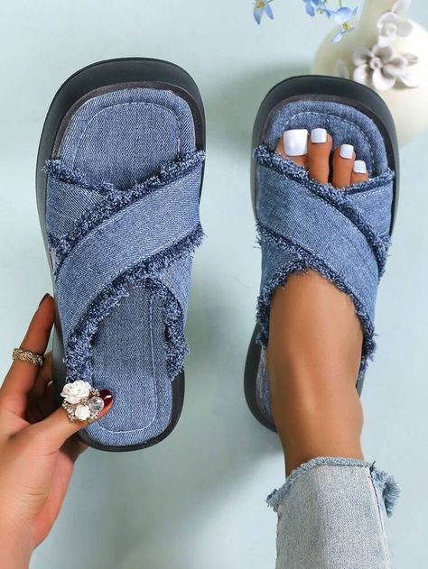 Denim Slippers, Tas Denim, Shoe Makeover, Denim Crafts Diy, Diy Sandals, Diy Slippers, Fashion Shoes Sandals, Denim Ideas, Easter Decorations Outdoor