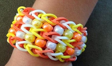 some of my daisy troop had this rainbow loom thingie......I might go get one this weekend. It looks pretty cool! Rainbow Loom Ideas, Loom Bands Instructions, Loom Bands Designs, Crazy Loom, Fun Loom, Halloween Rainbow, Vanellope Y Ralph, Loom Love, Loom Band Bracelets