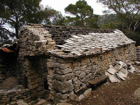 Dragodid.org – Preserving Dry-Stone Masonry Techniques of the Eastern Adriatic, Komiža CROATIA by europanostra, via Flickr Aesthetic Buildings, Boulder House, Stone Cabin, Simple Building, Agricultural Buildings, Stone Cottages, Natural Homes, Building Stone, Dry Stone Wall