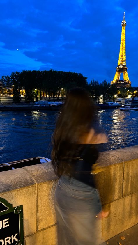 Femme portant un jean avec un haut noir près de la Tour Eiffel illuminée le soir au bord d’un fleuve Parisian Fashion, Dream Lifestyle, After Hours, Night Life, Lifestyle, Instagram Photos, Photo And Video, Instagram Photo, Quick Saves