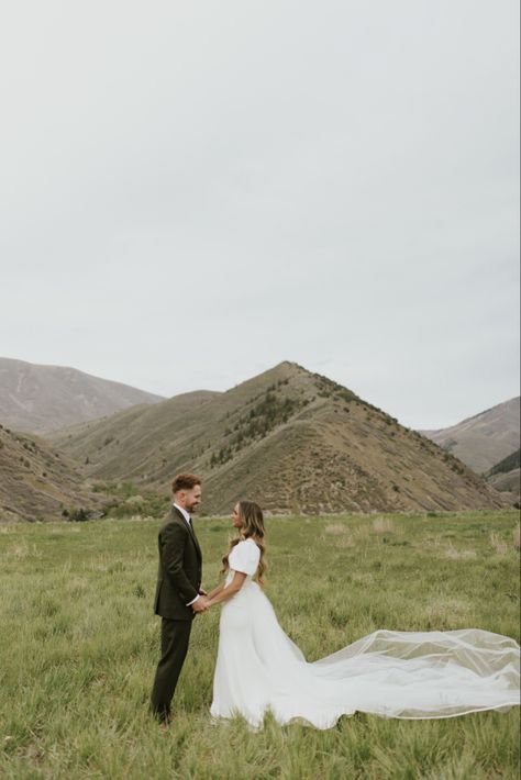 Wedding Pictures Mountains, Instagram Rebrand, Nikkah Photoshoot, Wedding Dress Puff Sleeve, Bridal Pic, Grooms Suits, Utah Wedding Venues, Zion Wedding, Mountain Bridals