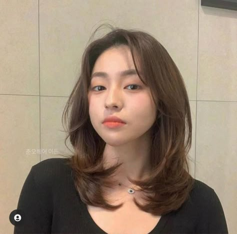 Fesyen Rambut Pendek, Middle Length Hair, Middle Hair, Korean Short Hair, Hair Style Korea, Layered Haircuts For Medium Hair, Hairstyles For Layered Hair, Shot Hair Styles, Haircuts For Medium Hair