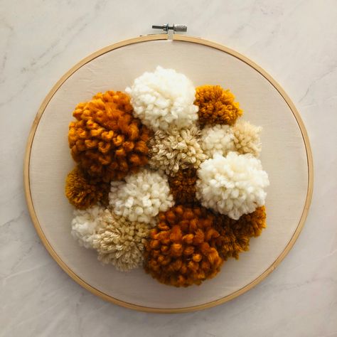 DIY Pom Pom Hoop Pom Pom Embroidery, Making Pom Poms, Diy Pom Poms, Diy Pom Pom, How To Make A Pom Pom, Pom Pom Maker, Pom Pom Crafts, Felt Embroidery, Embroidery Needles