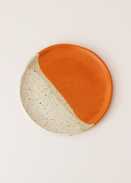 Desert Speckled Plate Ceramic Desert Plates, Pottery Small Plates, Ceramic Plate Handmade, Ceramics Ideas Pottery Plate, Ceramic Pottery Glaze Ideas, Glazing Plates Ideas, Ceramic Plate Glaze Ideas, Handmade Ceramic Plate, Wheel Thrown Plates