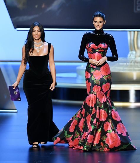 Why Did the Audience Laugh at Kim and Kendall at the Emmys? Kendall Jenner Birthday, Kylie Kardashian, Estilo Kim Kardashian, Estilo Kardashian, Kendall Jenner Photos, Kardashian Outfit, Jenner Family, Kardashian Photos, The Emmys