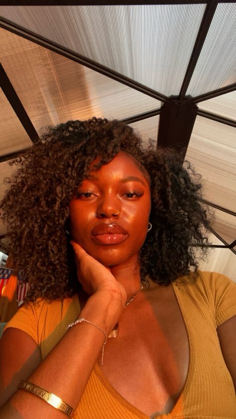 Sunkissed brownskin Golden Hour Black Women, Sunkissed Selfie, Brownskin Girl, African Natural Hairstyles, Sunkissed Makeup, Light Brown Skin, Melanin Skin, Golden Hour Photos, Big Braids