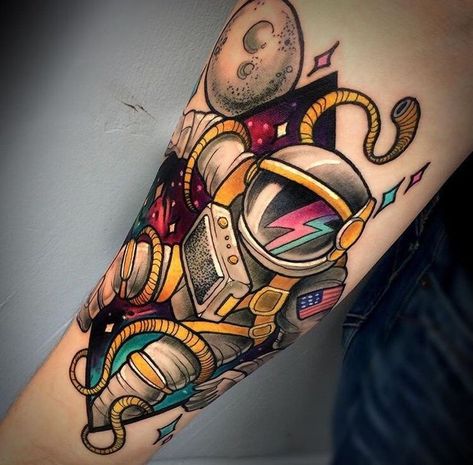 Traditional Astronaut Tattoo, Tatuagem Masculina Pequena, Astronaut Tattoo, Galaxy Tattoo, Alien Tattoo, Tatuaje A Color, Your Favorite, Space Tattoo, New School Tattoo