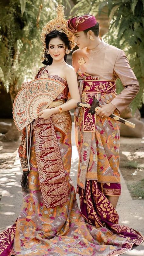 Embracing Indonesian Richness: A Guide to Wedding Traditions and Customs Pengantin Adat Bali, Indonesian Dress Traditional, Adat Bali Wedding, Balinese Wedding Dress, Balinese Clothing, Indonesian Wedding Dress, Pernikahan Adat Bali, Indonesia Traditional Clothes, Indonesian Clothes