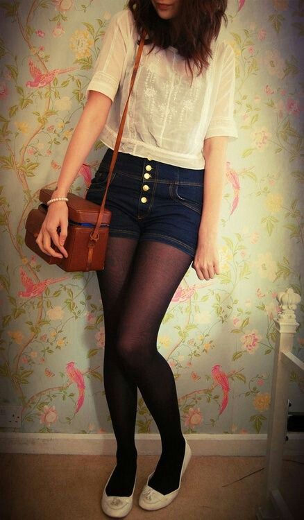 Tights and shorts #Hipsterfashion Shorts And Tights, Country Kitchens, Hipster Grunge, Elegante Casual, Zooey Deschanel, Beautiful Country, Hello Beautiful, Look Vintage, Shorts With Tights