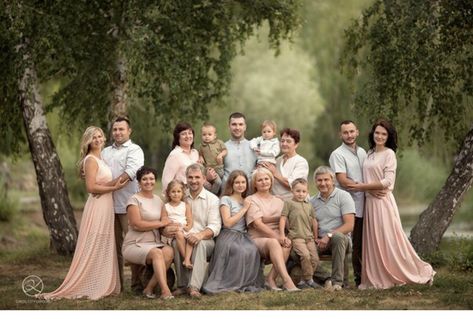 Group Family Pictures, Photography Ideas Family, Large Family Photography, Extended Family Pictures, Large Family Portraits, Large Family Poses, Extended Family Photography, Family Portrait Outfits, Summer Family Pictures