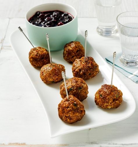 Time to step up your appetizer! More than just a meatball, these bison meatballs with blueberry sauce are a unique… Recipe Desert, Bison Meatballs, Bison Meat, Highbush Blueberry, Native American Food, Tasty Meatballs, Blueberry Sauce, Blueberry Bread, Dried Blueberries