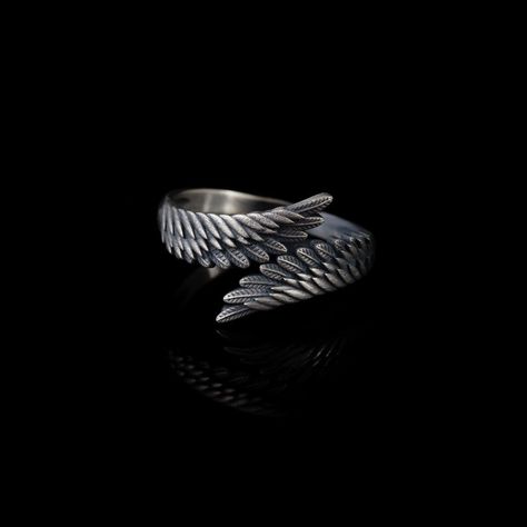 Black wings metal band feathers Male Jewelry Aesthetic, Male Jewellery, Womens Aesthetic, Angel Wings Ring, Aesthetic Ring, Wings Ring, Jewelry Pictures, Wing Ring, Angel Wing Ring