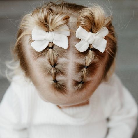 Infant Hairstyles, Toddler Bangs, Easy Toddler Hairstyles, Small Hair Bows, No Teeth, Simple Bow, Toddler Hairstyles, Pigtail Bows