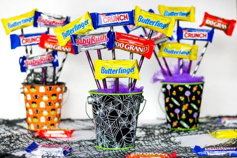 Halloween Candy Bouquets, Halloween Party Centerpieces, Halloween Candy Recipes, Bouquet Centerpiece, Halloween Fest, Halloween Craft Projects, Kid Friendly Halloween, Dyi Gifts, Homemade Halloween