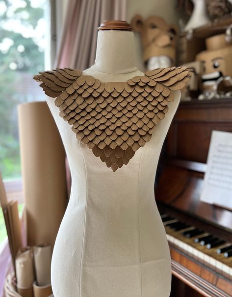 Cardboard Dragon Scales, Cardboard Mask Diy, Diy Scales, Gladiator Cosplay, Cardboard Cosplay, Cardboard Clothes, Cardboard Dress, Diy Armor, Paper Costume