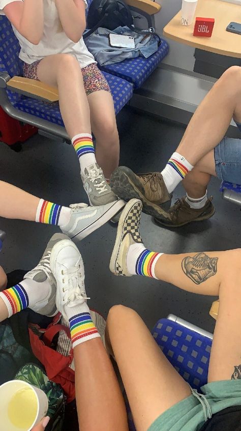 🏳️🌈Learn more about our LGBTQ PRIDE socks: 🏳️🌈 Size: One size, which is ideal for people with sizes between 36 and 43. This versatile fit ensures comfort and flexibility for different body types and sizes. 🏳️🌈 Material: Made from high quality cotton, the socks offer a premium combination of durability, softness and breathability. The careful selection of materials guarantees a comfortable fit all day long. 🏳️🌈 Features: ✔ Vibrant Color Selection: From bright hues to classic shades, this Pride Prom Outfits, Bi Pride Outfit, Bi Outfits, Heartstopper Series, Lgbtq Outfit, Pride Socks, Genderqueer Fashion, Gay Outfits, Lgbtq Fashion