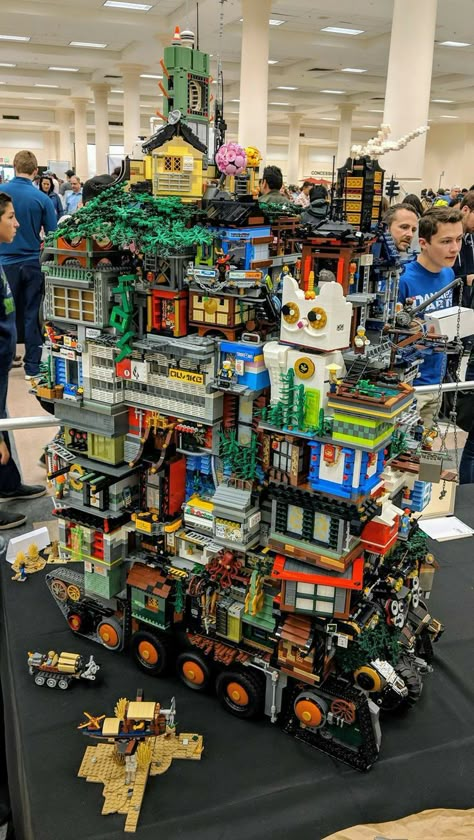 Lego Ninjago City, Lego Hacks, Lego City Ideas, Ninjago City, Big Lego, Lego Sculptures, Construction Lego, Lego Display, Lego Buildings