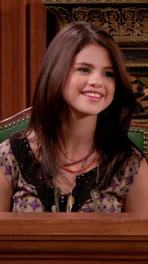 Selena Gomez in Wizards of Waverly Place Tv show Selena Gomez In Teenage, Selena Gomez Hair 2000s, Selena Gomez Hair Wizards Of Waverly Place, Selena Gomez Wizard Of Waverly Place, Selena Gomez Young Era, Selena Gomez 2000s, 2000s Actors, Young Selena Gomez, Selena Gomez Haircut