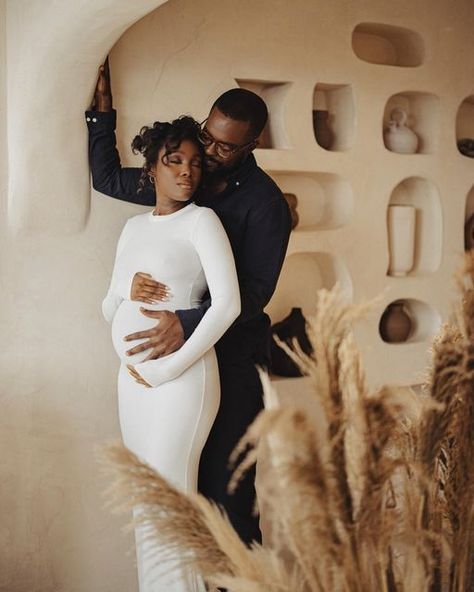 Couple Maternity Poses, Maternity Shoot Outfit, Maternity Picture Outfits, Pregnancy Announcement Photoshoot, Maternity Photography Poses Outdoors, Maternity Photography Poses Couple, Mommy And Me Photo Shoot, Maternity Photography Poses Pregnancy Pics, Couple Pregnancy Photoshoot