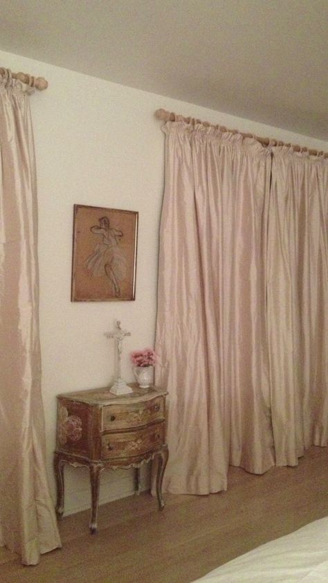 Rachel Ashwell Bedroom, Pbteen Love Shack Fancy, Shabby Chic Bed Scarf, Vintage Pink Curtains, Rachel Ashwell Shabby Chic Couture, Rachel Ashwell Shabby Chic, 1st Apartment, Aesthetic Rooms, Cute House