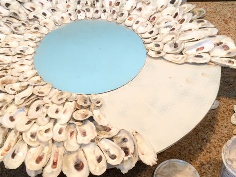 Oyster Shell Mirror, Oyster Shells Decor, Seashell Mirror, Oyster Shell Crafts, Art Coquillage, Mirror Frame Diy, Shell Mirror, Shell Crafts Diy, Shell Decor