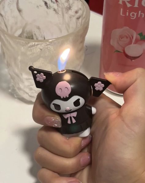 Cute Kuromi, Cool Lighters, Pretty Pens, Unique Keychains, Wallpaper Ipad, 16th Birthday Gifts, Puff And Pass, Hello Kitty Items, Kawaii Aesthetic