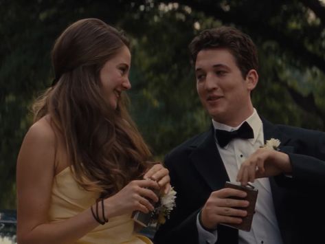 shailene woodley and miles teller as aimee finecky and sutter keely in the spectacular now (2013) The Spectacular Now Aesthetic, Miles Teller And Shailene Woodley, The Spectacular Now, Photos Wall, Miles Teller, Movie Time, Sophia Bush, Shailene Woodley, Fav Movies