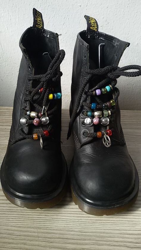 Doc Martens With Beads, Beaded Doc Martens, Doc Marten Accessories, Whimsigoth Shoes, Beads On Shoelaces, Beaded Boots, Boots Aesthetic, Hippie Shoes, Estilo Hippy