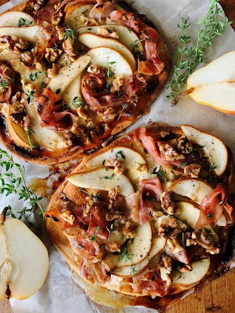 sweetsugarbean: Summer Perfection: Pear & Prosciutto Flatbreads with Brie Pear Recipes Dinner, Pear And Prosciutto, Prosciutto Flatbread, Pear Prosciutto, Healthy Summer Snacks, Bartlett Pears, Sliced Pears, Gourmet Pizza, Pear Recipes