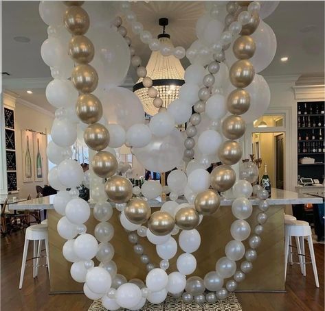 Lpn Graduation, Christmas Salon, Ice Theme, String Balloons, Pearl Bridal Shower, Pearl Balloons, How To Make Balloon, Balloon Creations, Bridal Shower Balloons