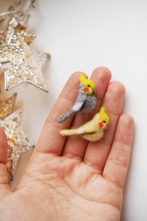 Fairy Diaroma, Yellow Cockatiel, Needle Felting Diy, Wool Felt Projects, Needle Felting Tutorials, Polymer Clay Animals, Needle Felting Projects, Wool Projects, Felting Tutorials