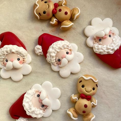 Clay Christmas Decorations, Gingerbread Crafts, Clay Magnets, Christmas Bookmarks, Polymer Clay Ornaments, Christmas Clay, Polymer Clay Christmas, Polymer Clay Diy, Clay Ornaments