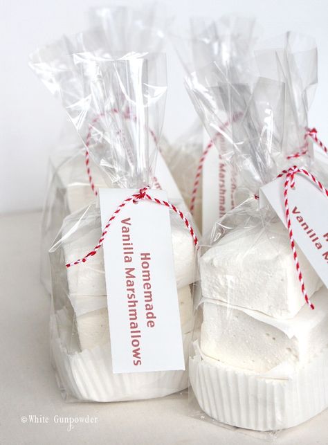 Packaging marshmallows Packaging Homemade Marshmallows, Homemade Marshmallow Packaging, Christmas Cookie Packaging Ideas, Bake Packaging, Marshmallow Favors, Marshmallow Packaging, Marshmallow Delight, Homemade Soda Syrup, Christmas Cookie Packaging