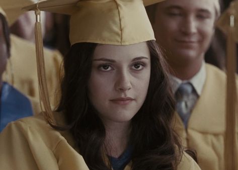 Graduation Motivation, Twilight Bella And Edward, Twilight Movie Scenes, Twilight Eclipse, Twilight Videos, Bella Edward, Twilight Scenes, Vampire Twilight, Robert Pattinson Twilight