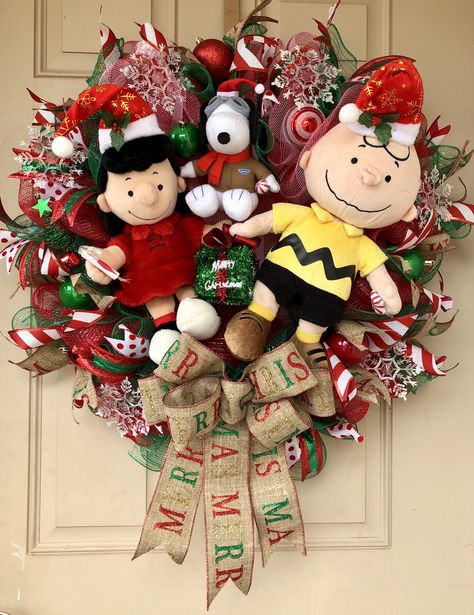 Charlie Brown Christmas Wreath, Snoopy Christmas Wreath, Charlie Brown Christmas Decor, Wreath Competition, Snoopy Wreath, Snoopy Xmas, Charlie Brown Christmas Decorations, Snoopy Christmas Decorations, Peanuts Classroom