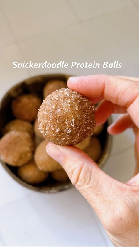 Snickerdoodle Protein Balls Recipe https://resepmamiku.com/en/snickerdoodle-protein-balls-bypaigeashlie Cinnamon Toast Crunch Protein Balls, Kodiak Protein Balls, Herbalife Protein Balls, Cinnamon Protein Balls, Diy Protein Balls, Snickerdoodle Protein Balls, Protein Ball Recipes, Vsg Meals, Protein Balls Recipe