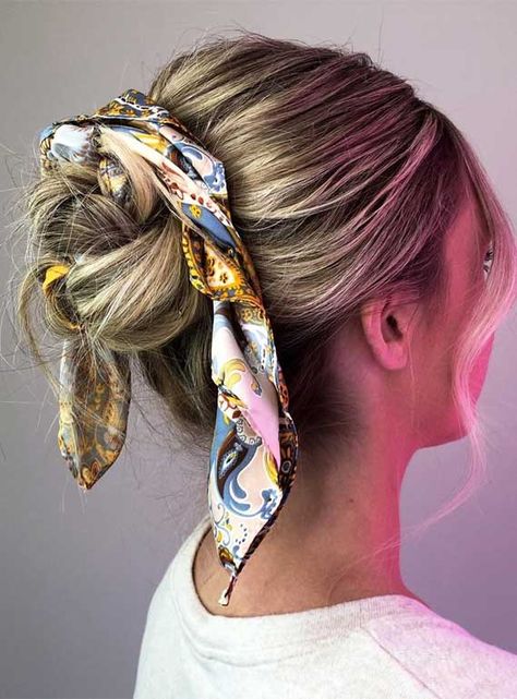 Getting yourself to look great has never been easier! Hairstyles are essential for a good looking and a good appearance. We choose our hairstyle for... Wedding Hair Scarf, Updos With Scarves, Twilly Hair Styles, Scarf Hacks, Scarf Ponytail, Boring Outfits, Hair Scarves, Scarf Ideas, Hairstyle Youtube