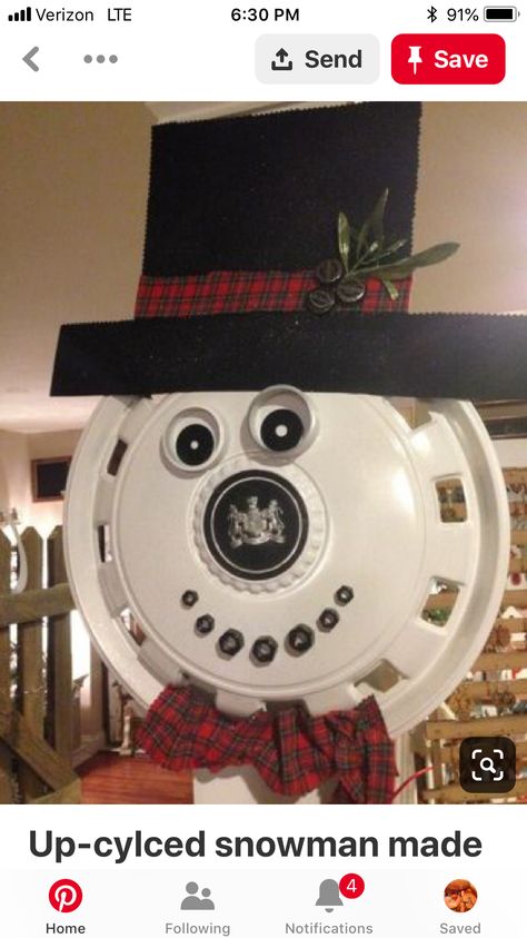 Snowman hubcap Mechanics Christmas Tree, Tire Snowman, Hubcap Flowers, Antique Ideas, Outdoor Decoration Ideas, Outdoor Christmas Diy, Before The New Year, Christmas Garden Decorations, Cute Christmas Decorations