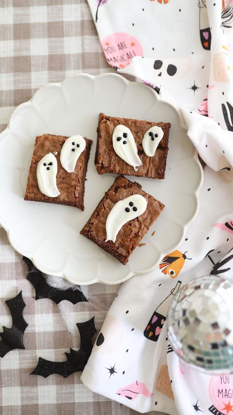 Deb seasonal inspo + diy on Instagram: "ghost chocolates for all the spooky treats👻 melt white chocolate, make a ghost shape and add eyes/nose with black icing. let cool for a few mins and add to any treat! (Brownies, oreos, Rice Krispies, candy boards, etc!) Share with a friend! #halloween #halloweentreats #halloweenideas #halloweensnack #spooky #spookycute #treatsforkids #kidssnacks #easydiy #halloweendiy #easyrecipe #bhgfood #bhgstylemaker" Ghost Desserts, Candy Boards, Black Icing, Halloween Finger Foods, Halloween Brownies, Candy Board, Melting White Chocolate, Halloween Baking, Spooky Treats