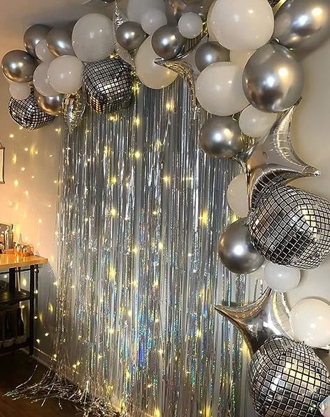 25th Birthday Silver Theme, Sweet 16 Silver Theme, Tin Foil Backdrop, Glitter Themed Birthday Party, Bday Ideas Aesthetic, 18th Birthday Party Ideas Decoration Diy, Concert Birthday Party Ideas, Silver And White Birthday Party Decor, Back Drops For Birthday Parties