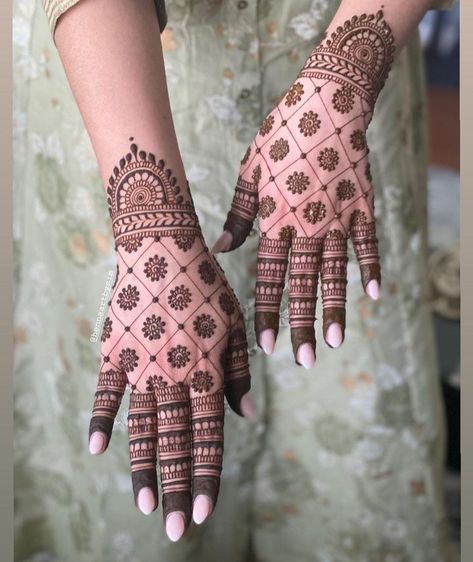 Mehndi Design Unique Modern, Simple Mehendi For Bride, Simple Mehndi Designs Wedding, Simple Wedding Mehendi, Rakhi Mehendi Designs Simple, Normal Henna Designs, Simple Mehendi For Engagement, Bollywood Mehendi Designs, Henna Mehendi Designs