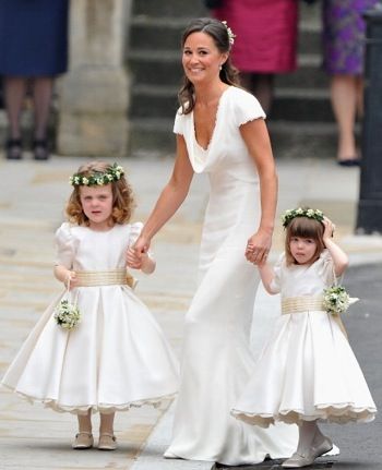 Pippa with the flower girls of the royal wedding!! Pippa Middleton Bridesmaid, Pippa Middleton Bridesmaid Dress, William Kate Wedding, Pippa Middleton Wedding, Tea Length Flower Girl Dress, Carole Middleton, Kate Middleton Wedding, Kate Middleton Prince William, Bride Sister