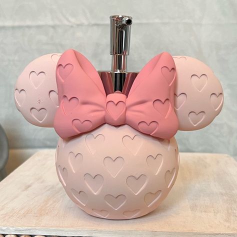 Brand New Item This Item Never Came With A Tag Attached To It Never Used Or Displayed Disney Minnie Mouse Soap Dispenser -Ceramic -Metal Pump -Approximate Measurements: -Height: 5 3/4" -Length: 6 1/4" -Color: Pink -Weight: 12.8oz (Before Any Packaging) Please Ask Any Questions. All Sales Are Final. Thank You For Checking Out My Listing! Minnie Mouse Home Decor, Minnie Mouse Accessories, Minnie Mouse Things, Barbie Bathroom Decor, Things To Make In Ceramics, Pink Bathroom Ideas Decor, Minnie Mouse Stuff, Minnie Mouse Nursery Decor, Minnie Mouse Bathroom Decor